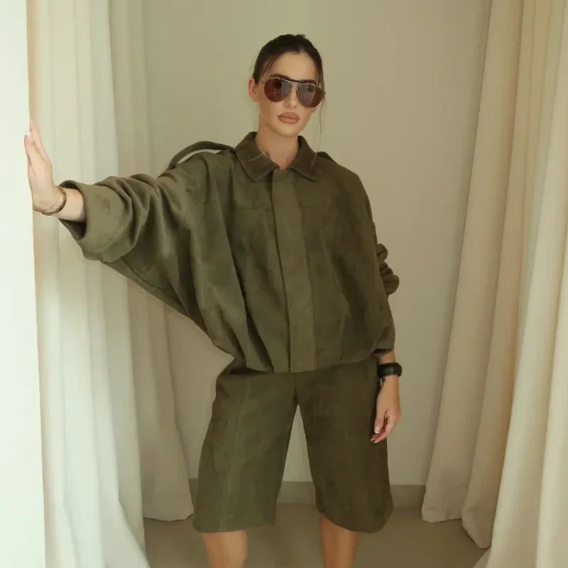 Veste tendance avec épaules boucles.